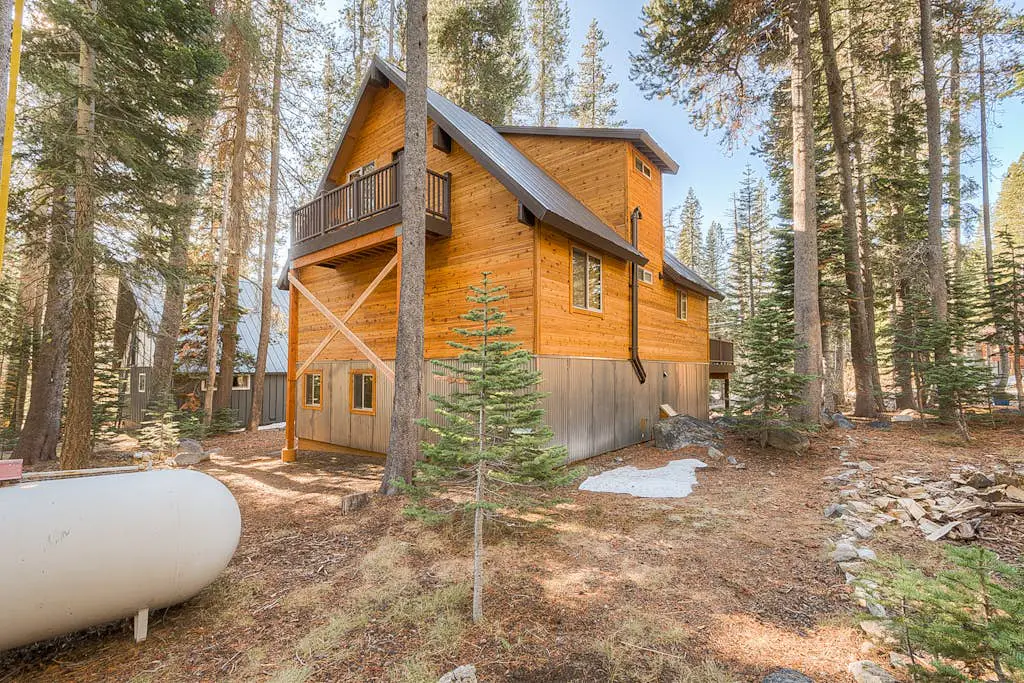 Remodeled chalet with private hot tub, bumper pool table & W&D