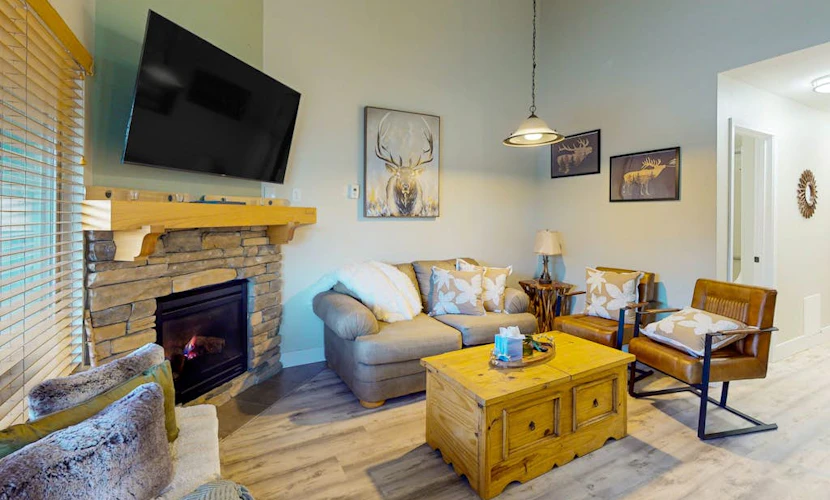 Mountain-view condo near skiing with fireplace