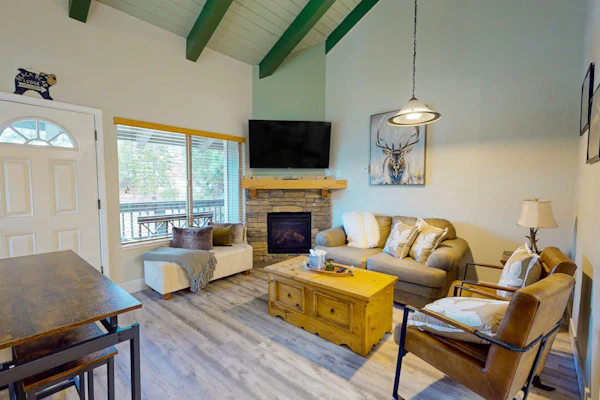 Mountain-view condo near skiing with fireplace