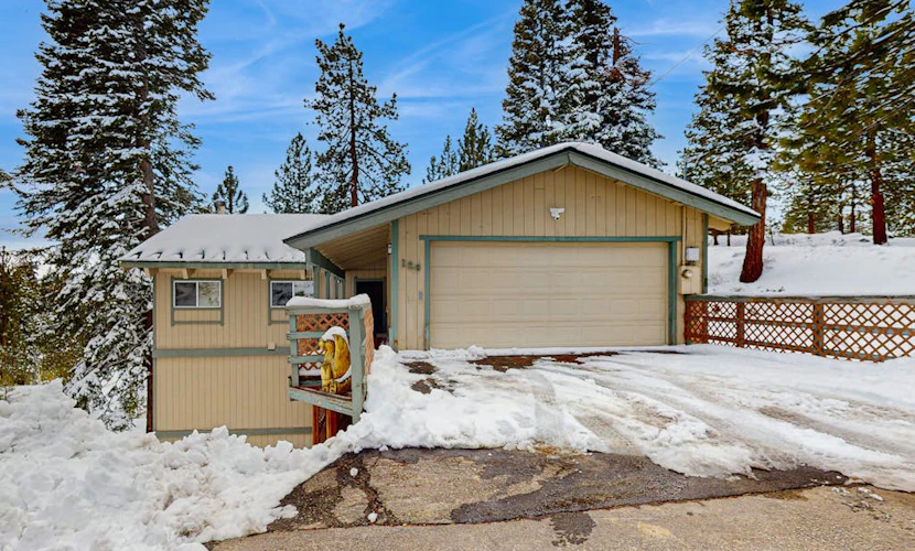 Family-friendly home with mountain views, pool table, fireplace, & spacious deck