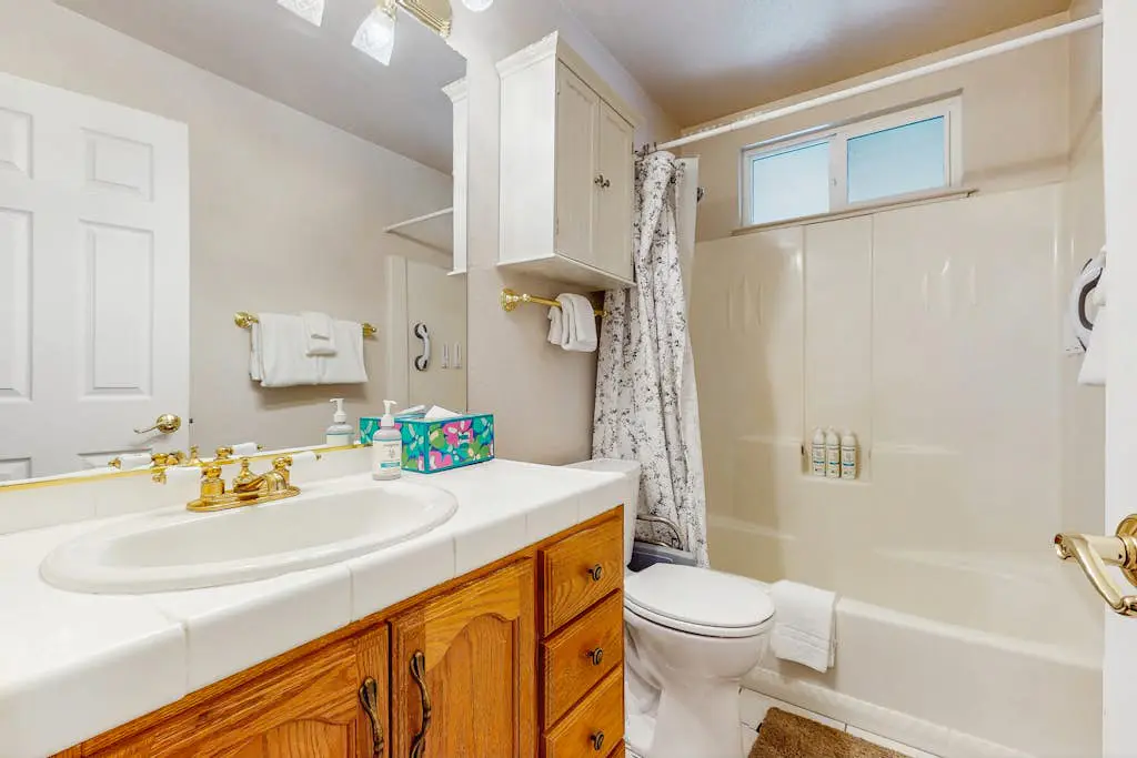 Charming Pet Friendly Home with Hot Tub, Enclosed Yard, Short Walk to Beach