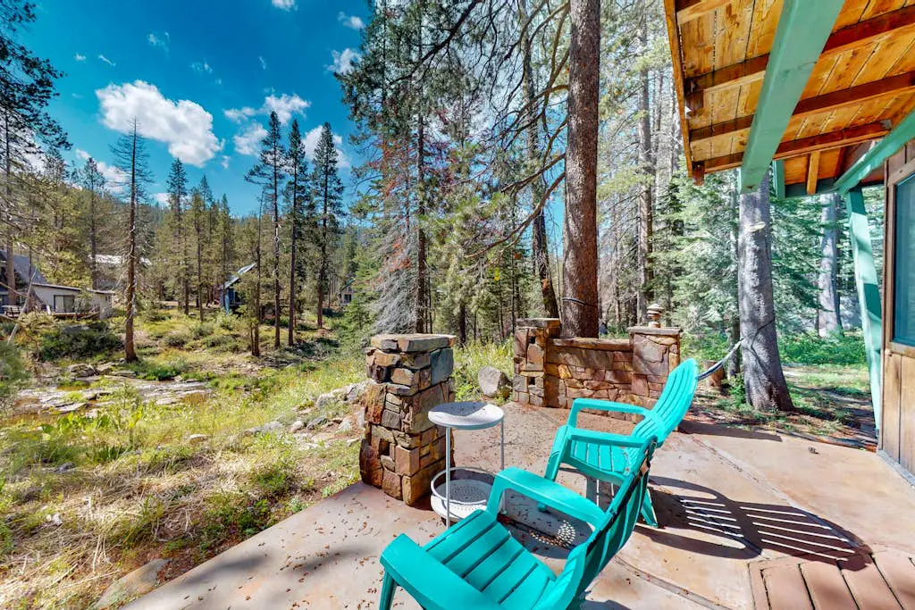Riverfront dog-friendly retreat with a rustic flair & wood stove, near skiing