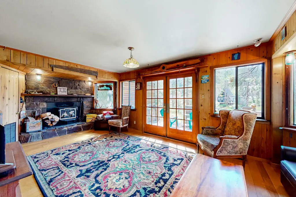 Riverfront dog-friendly retreat with a rustic flair & wood stove, near skiing