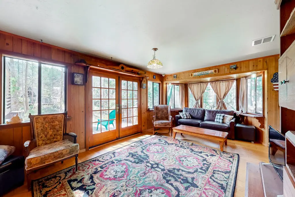 Riverfront dog-friendly retreat with a rustic flair & wood stove, near skiing