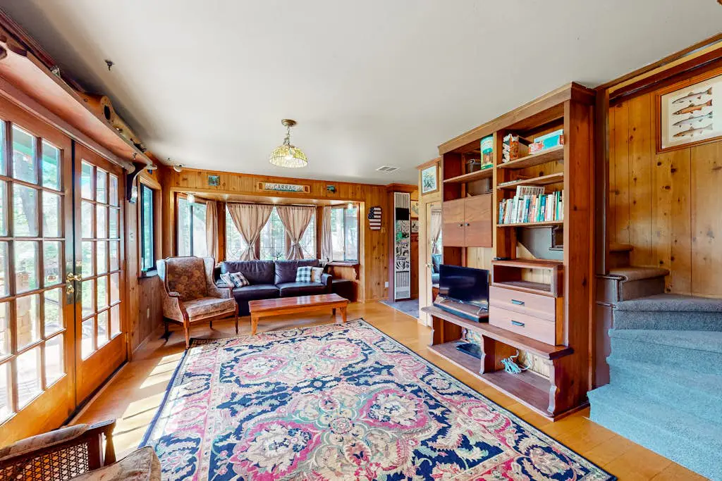 Riverfront dog-friendly retreat with a rustic flair & wood stove, near skiing