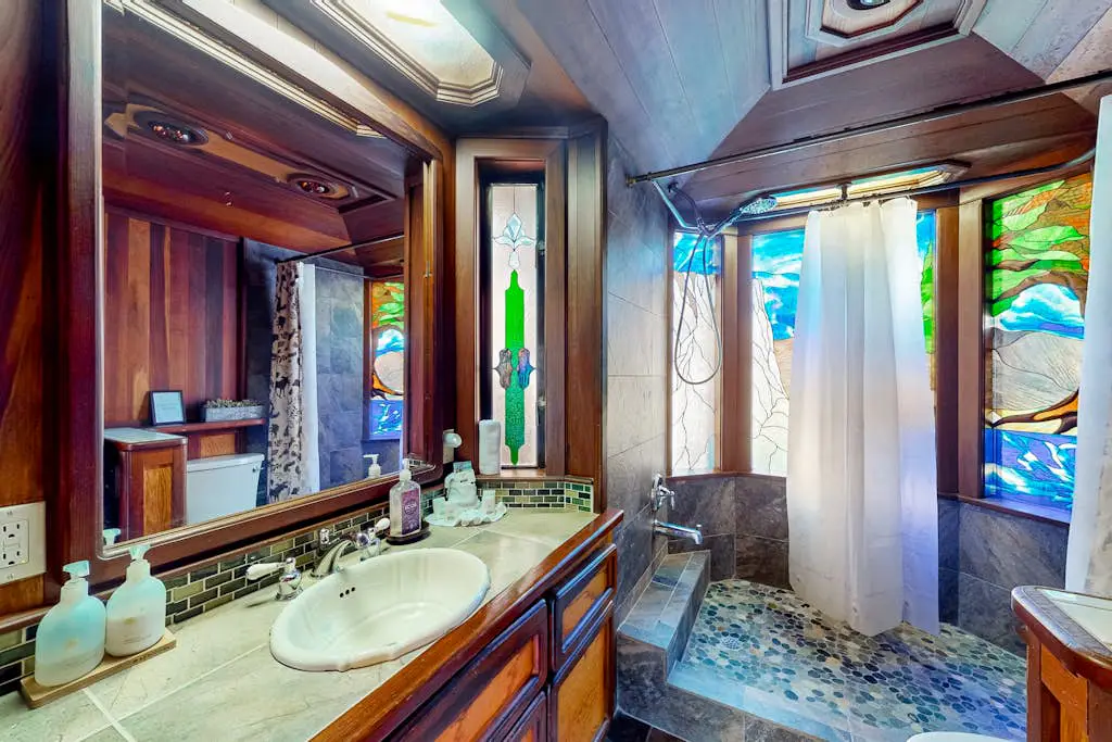 Riverfront dog-friendly retreat with a rustic flair & wood stove, near skiing