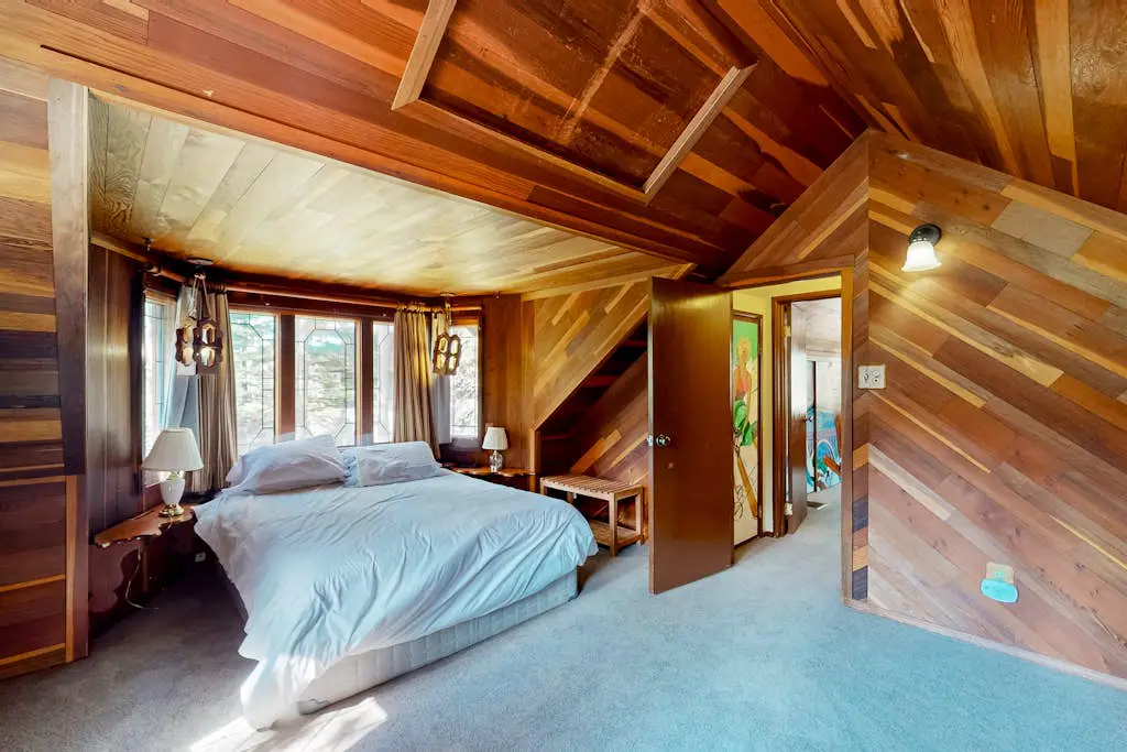 Riverfront dog-friendly retreat with a rustic flair & wood stove, near skiing