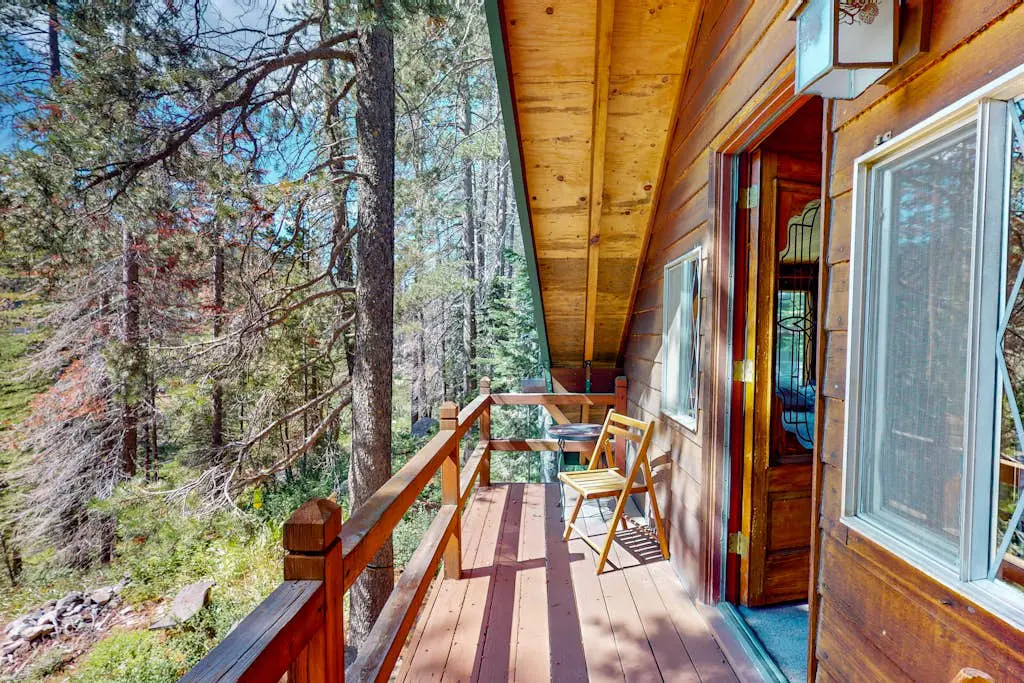 Riverfront dog-friendly retreat with a rustic flair & wood stove, near skiing