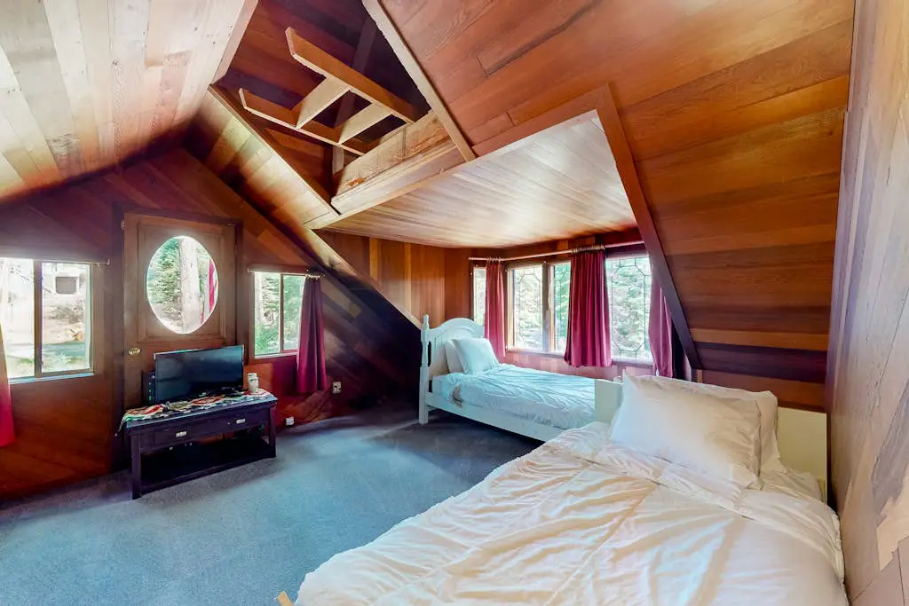 Riverfront dog-friendly retreat with a rustic flair & wood stove, near skiing