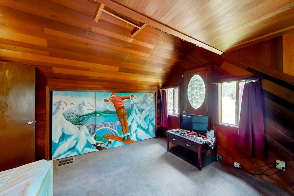 Riverfront dog-friendly retreat with a rustic flair & wood stove, near skiing