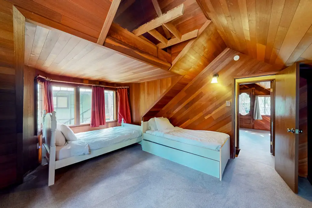 Riverfront dog-friendly retreat with a rustic flair & wood stove, near skiing