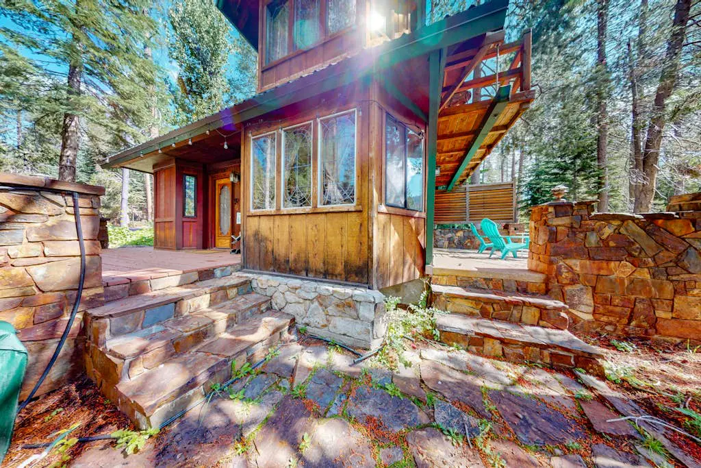 Riverfront dog-friendly retreat with a rustic flair & wood stove, near skiing