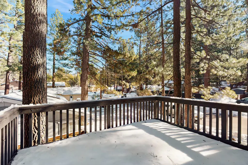 Family-Friendly Cabin with Spa, Two Decks, Fenced Yard and Play Structure