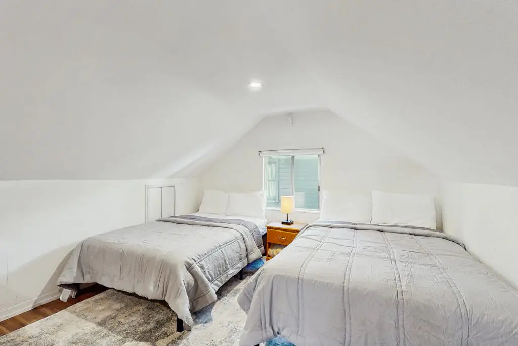Family-Friendly Cabin with Spa, Two Decks, Fenced Yard and Play Structure