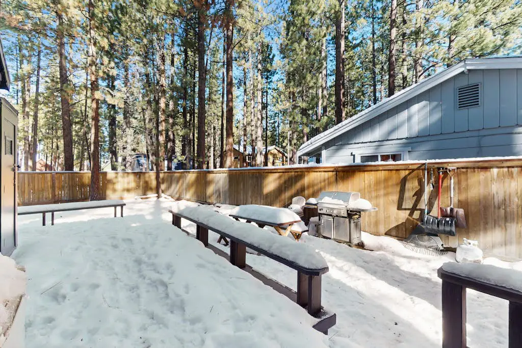 Family-Friendly Cabin with Spa, Two Decks, Fenced Yard and Play Structure