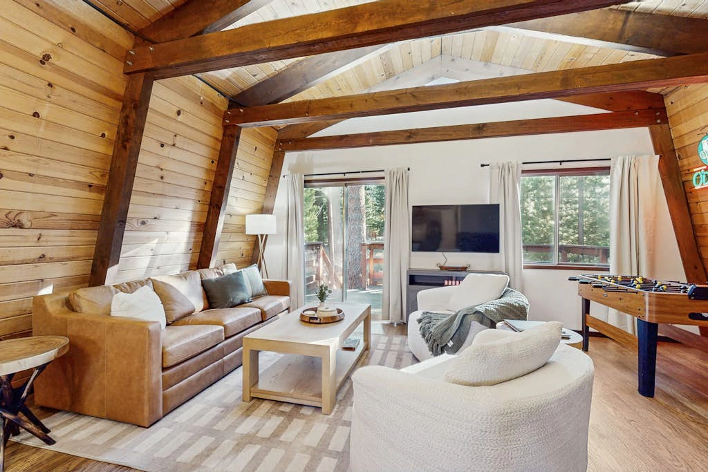 Delightful South Lake Tahoe Cabin with BBQ, Decks, Fireplace & Hot Tub - Minutes to Beach&Ski