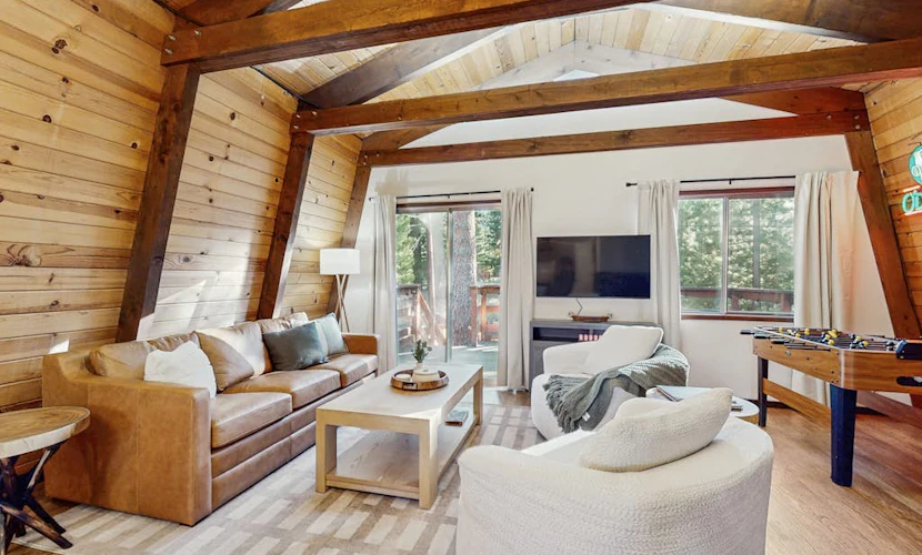 Delightful South Lake Tahoe Cabin with BBQ, Decks, Fireplace & Hot Tub - Minutes to Beach&Ski
