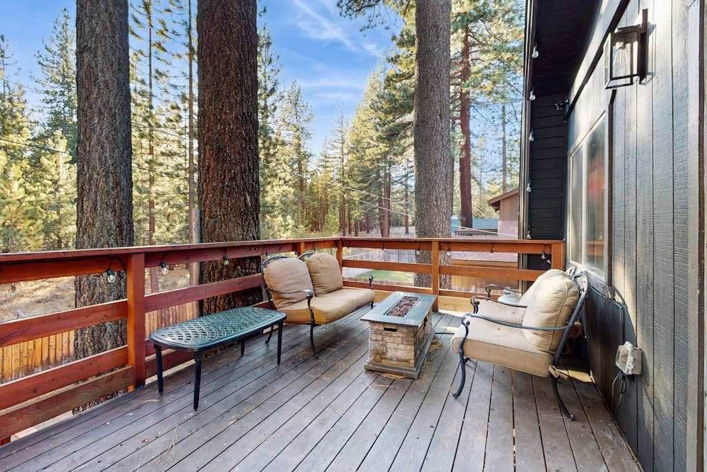 Delightful South Lake Tahoe Cabin with BBQ, Decks, Fireplace & Hot Tub - Minutes to Beach&Ski