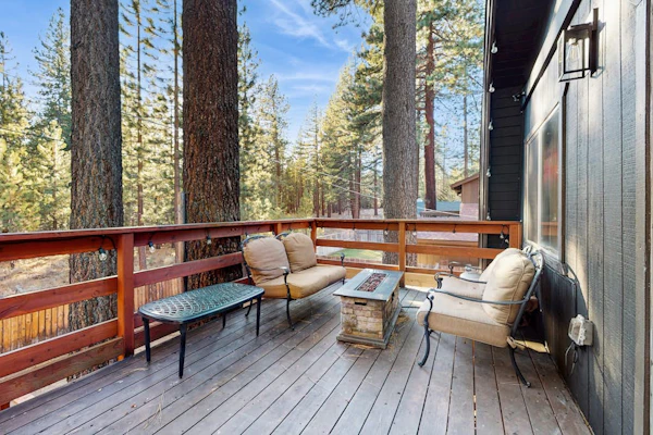 Delightful South Lake Tahoe Cabin with BBQ, Decks, Fireplace & Hot Tub - Minutes to Beach&Ski
