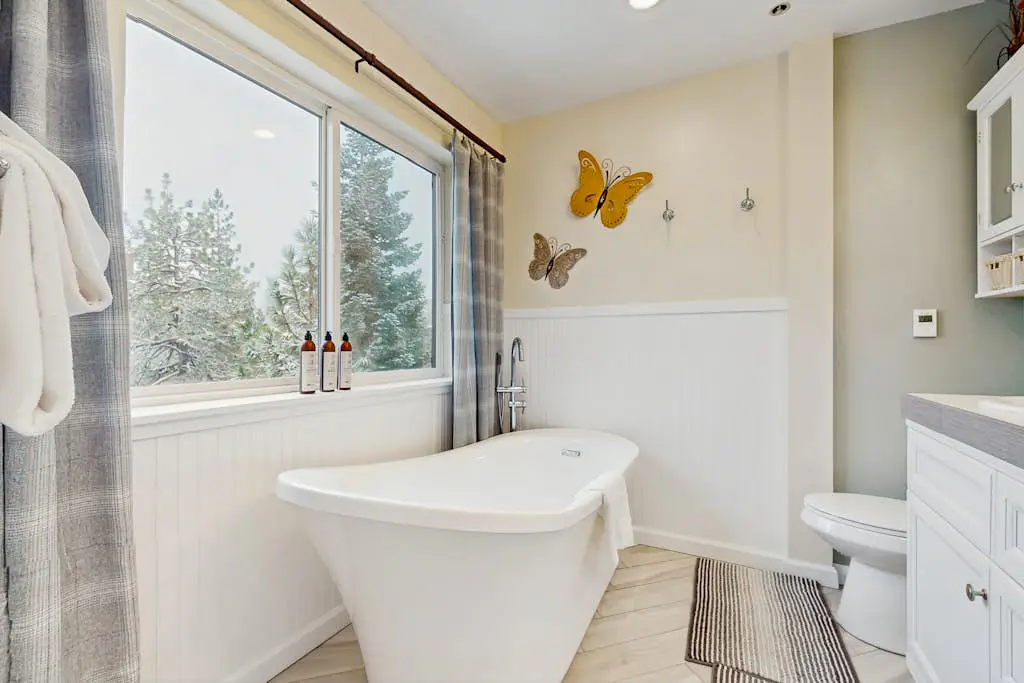 Updated Condo with Lake Views, Heated Floors, Soaking Tub, Pool & Spa Access