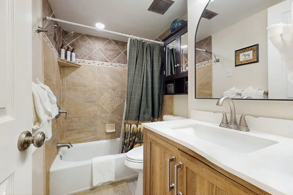 Updated Condo with Lake Views, Heated Floors, Soaking Tub, Pool & Spa Access