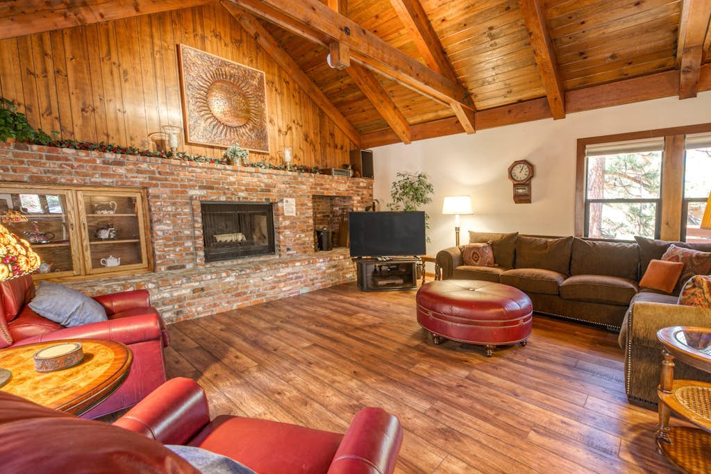 Woodland dog-friendly home minutes to the beach with wood fireplace, sleeps 10