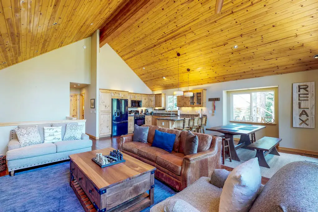 Spacious home near resorts with private hot tub, shared pool, & new furnishings