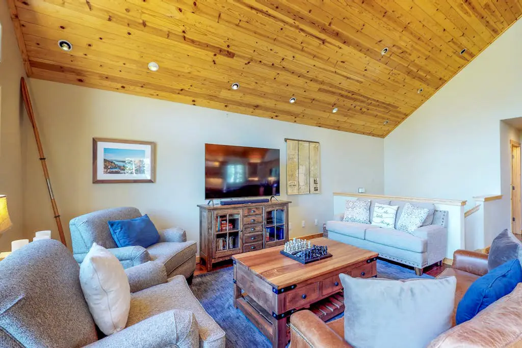 Spacious home near resorts with private hot tub, shared pool, & new furnishings