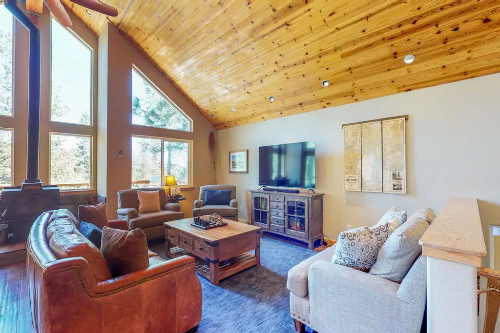 Spacious home near resorts with private hot tub, shared pool, & new furnishings