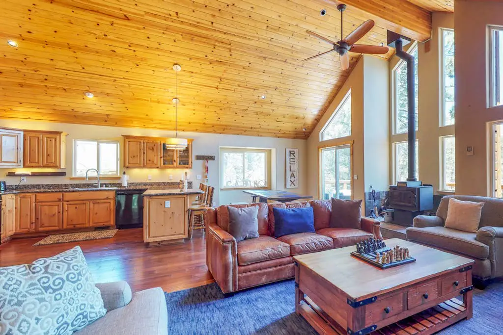 Spacious home near resorts with private hot tub, shared pool, & new furnishings