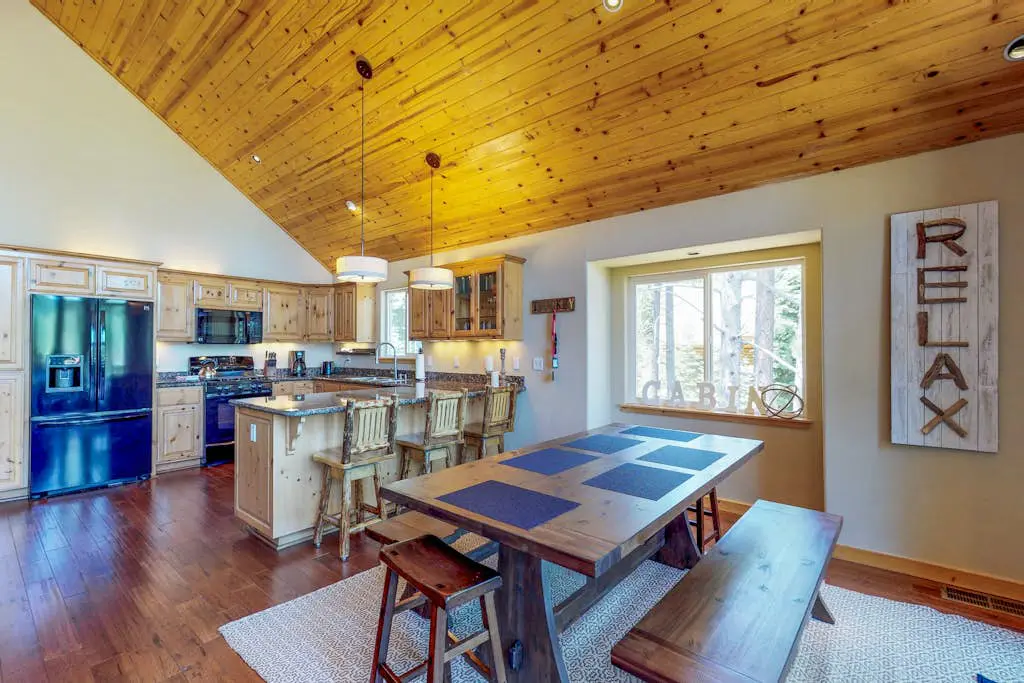 Spacious home near resorts with private hot tub, shared pool, & new furnishings
