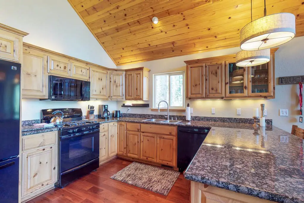 Spacious home near resorts with private hot tub, shared pool, & new furnishings