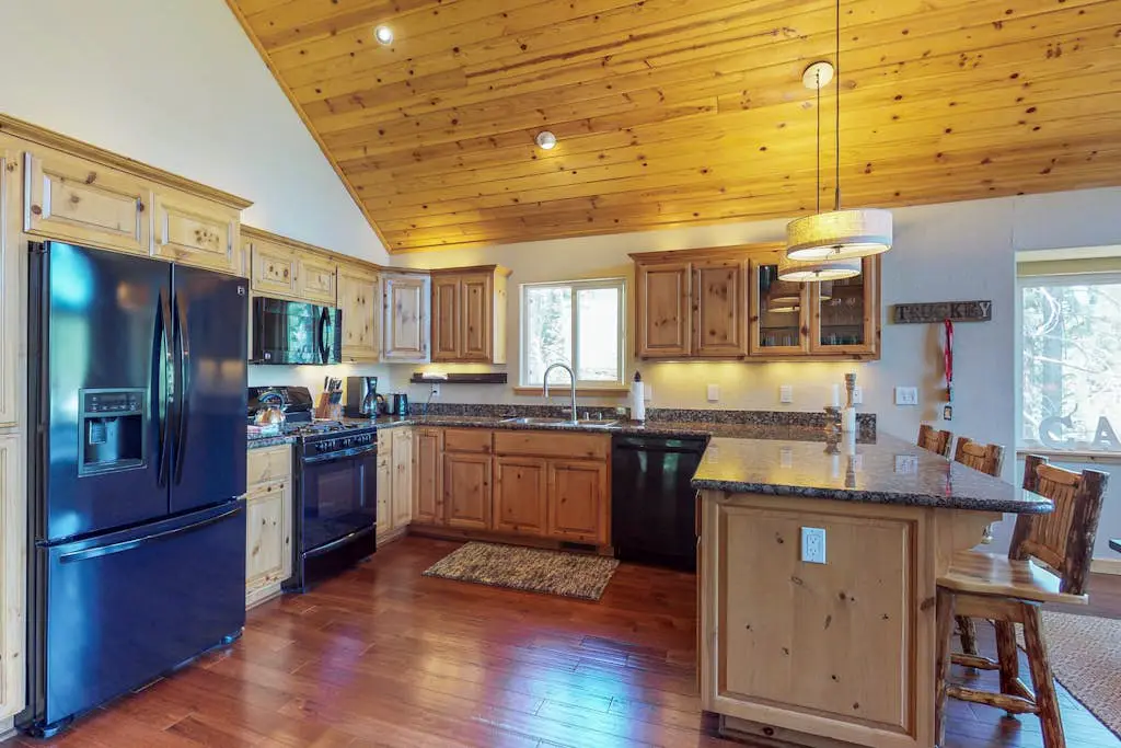 Spacious home near resorts with private hot tub, shared pool, & new furnishings