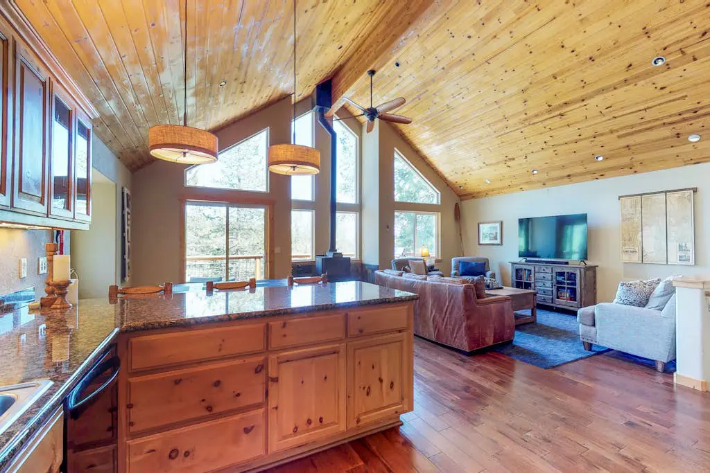 Spacious home near resorts with private hot tub, shared pool, & new furnishings