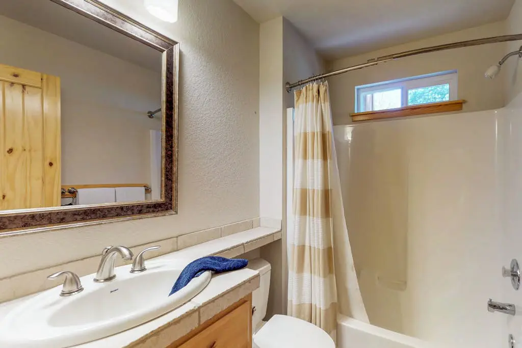 Spacious home near resorts with private hot tub, shared pool, & new furnishings