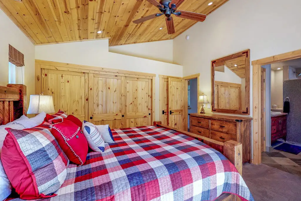 Spacious home near resorts with private hot tub, shared pool, & new furnishings