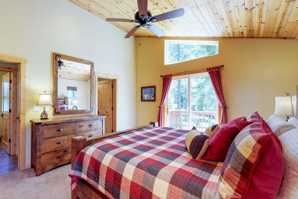 Spacious home near resorts with private hot tub, shared pool, & new furnishings