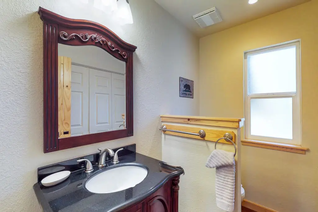 Spacious home near resorts with private hot tub, shared pool, & new furnishings