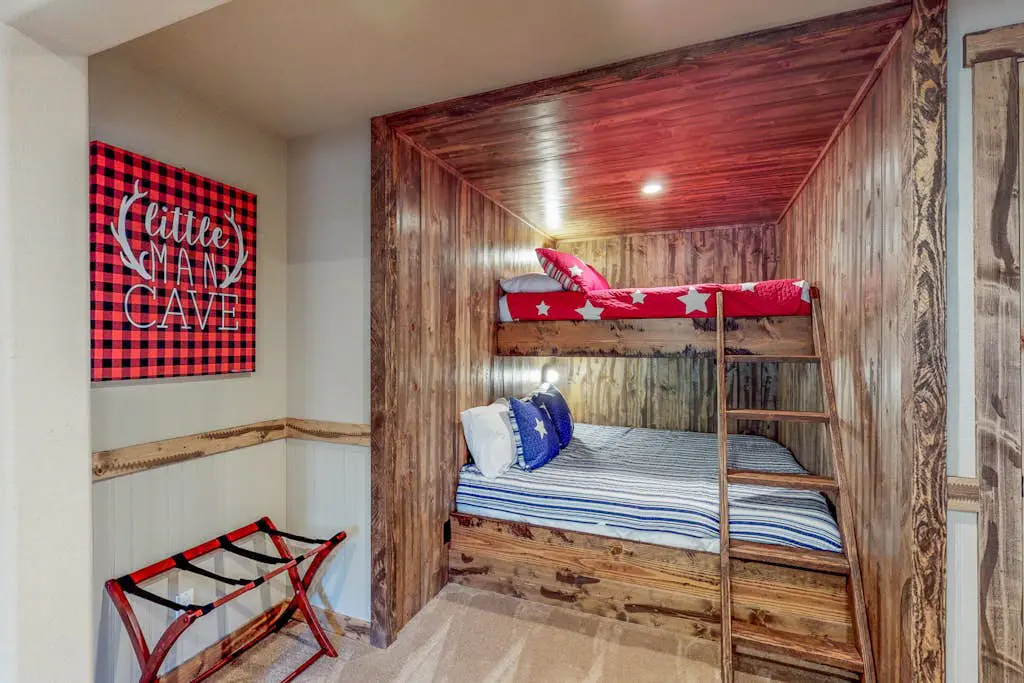 Spacious home near resorts with private hot tub, shared pool, & new furnishings
