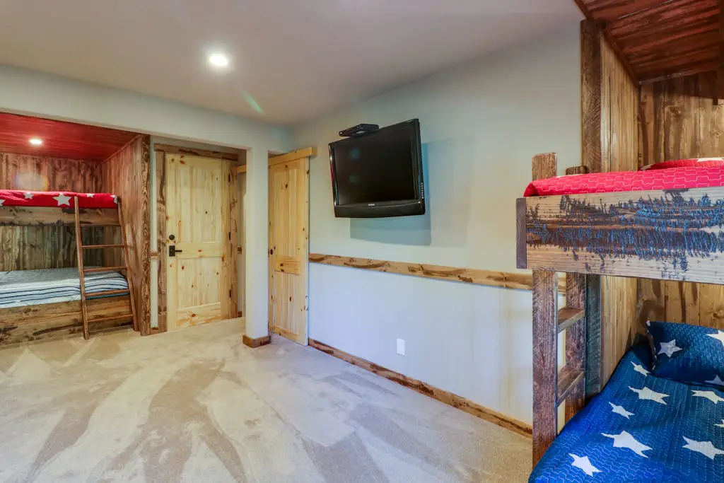 Spacious home near resorts with private hot tub, shared pool, & new furnishings