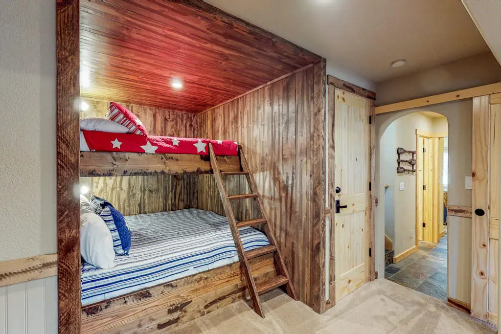 Spacious home near resorts with private hot tub, shared pool, & new furnishings