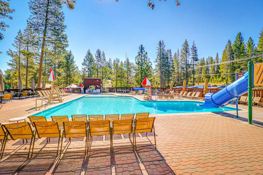 Spacious home near resorts with private hot tub, shared pool, & new furnishings