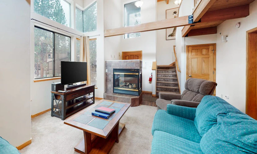 Spacious townhouse with shared hot tub & pool sleeps 6