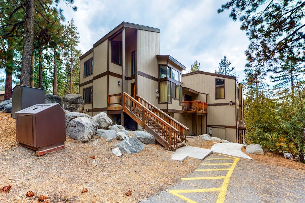 Spacious townhouse with shared hot tub & pool sleeps 6