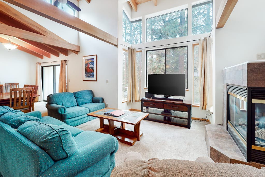 Spacious townhouse with shared hot tub & pool sleeps 6