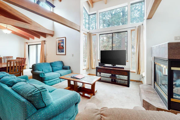 Spacious townhouse with shared hot tub & pool sleeps 6