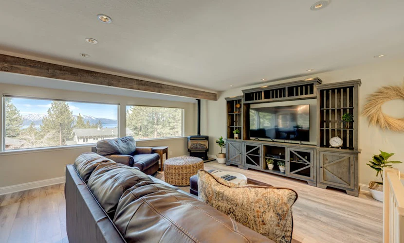 Lake-view home near casinos, golf, slopes w/ hot tub & 2-car garage, sleeps 8