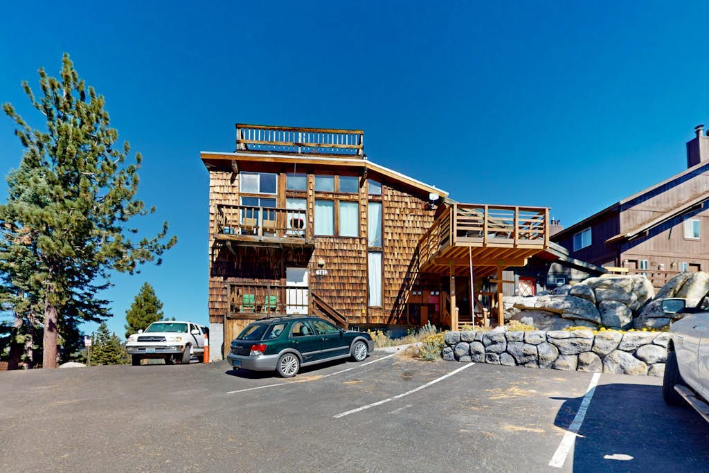 Dog-friendly nature escape with generous balcony, fireplace, & views, sleeps 6