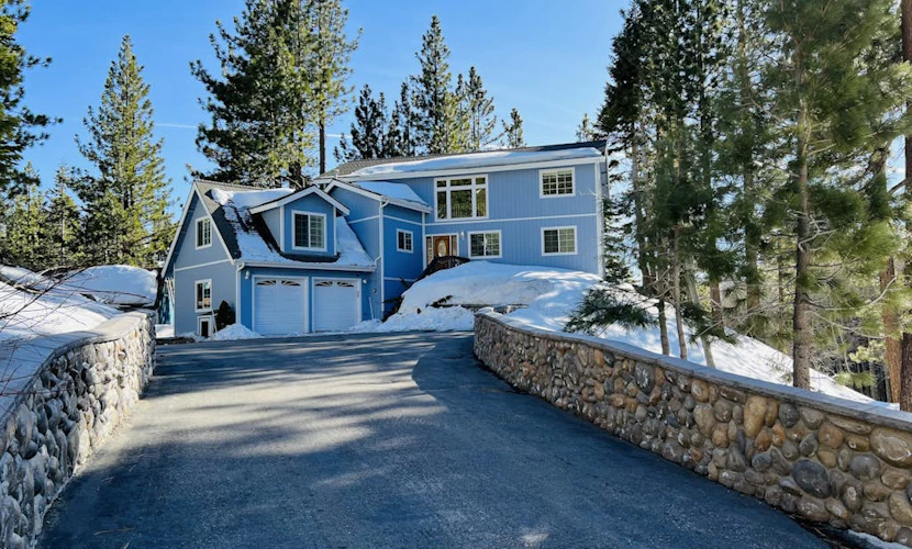 Large home among the treetops near Heavenly with hot tub & great deck