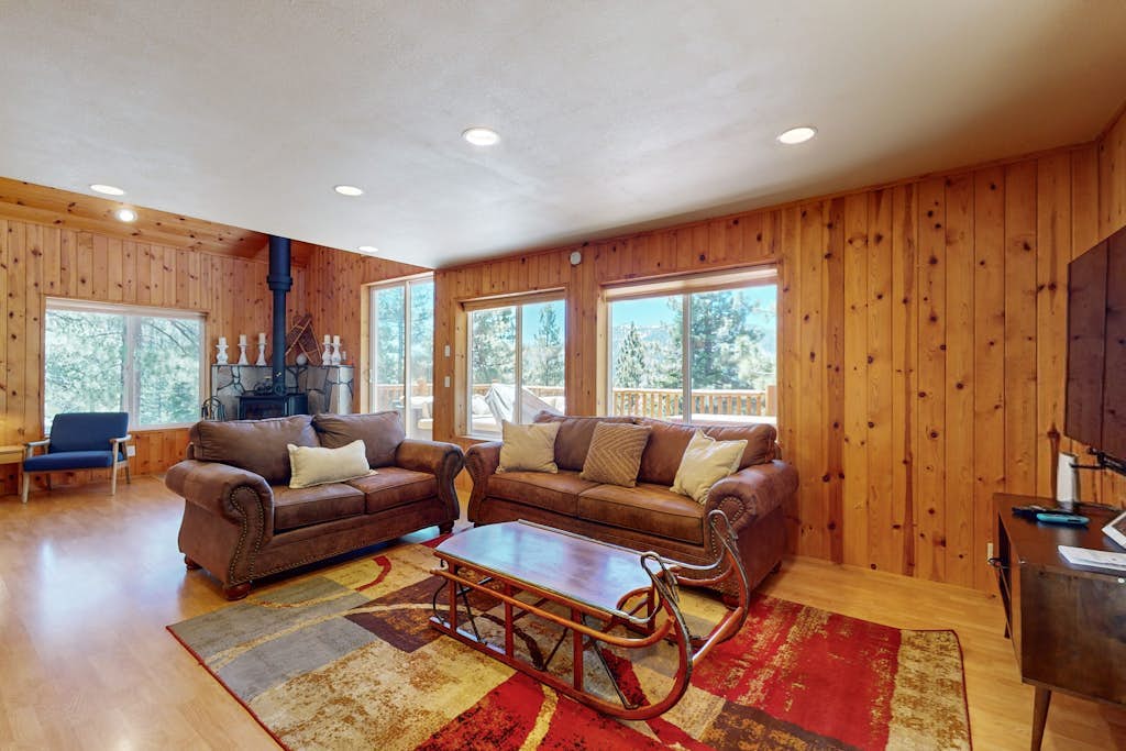 Stateline Chalet: 5BR, Panoramic Mountain Views, Dipping Pool & Dry Sauna